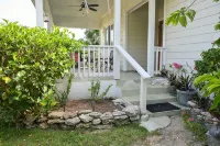 Seabreeze Cottage  - Steps to own private beach. - Wifi