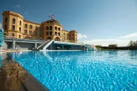 Latar Hotel Complex - ที่มีสระว่ายน้ำ