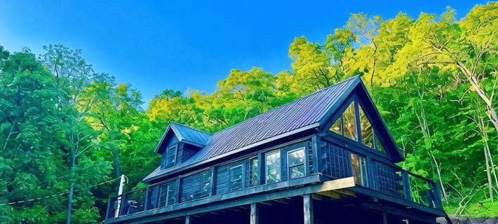 Black Bear A-Frame Waterfront Log Cabin with Hot Tub Jacuzzi Hotels in Allamakee County