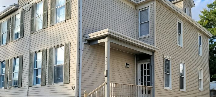 1895 meets 2023 Townhouse. Hotels in Hamilton