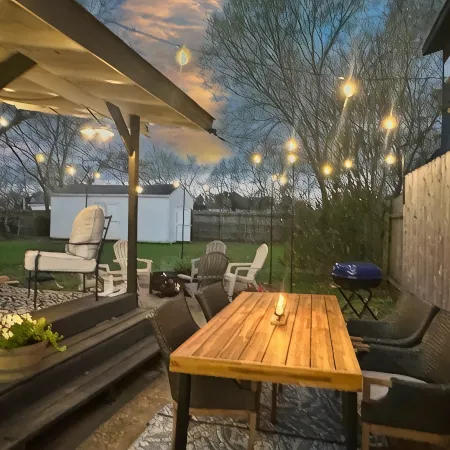 Charming Cottage in Old Town Tomball -walk to shopping and restaurants Отели в г. Томбал