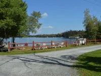 Charming Lakefront Cottage On Masten lake ママカティングのホテル