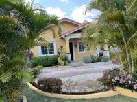 Peaceful getaway in a secure gated community Hotel di 