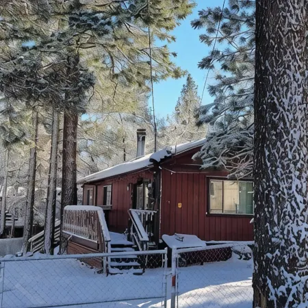 Cozy Cabin, 4 Beds-Dog friendly-15min Drive to to Ski Resort, Fenced yard