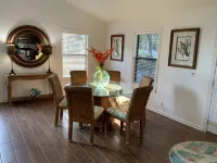 4 Bedrooms, 3 Baths, Sleeps 10 and only 5 minutes from the Beach and the Pier. - Jacuzzi