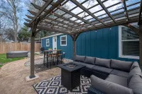 The Blue Bungalow- A NEW Listing!! - 방갈로