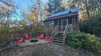 Cozy Pet Friendly Mountain Log Cabin in the Smokies with Deck and fire pit. - Chalets