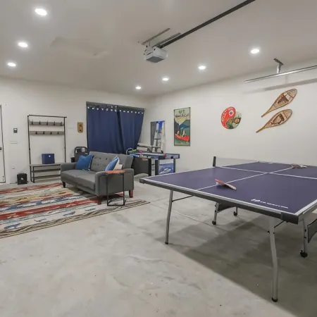 Spacious game house minutes to downtown Sandpoint and Schweitzer Mountain