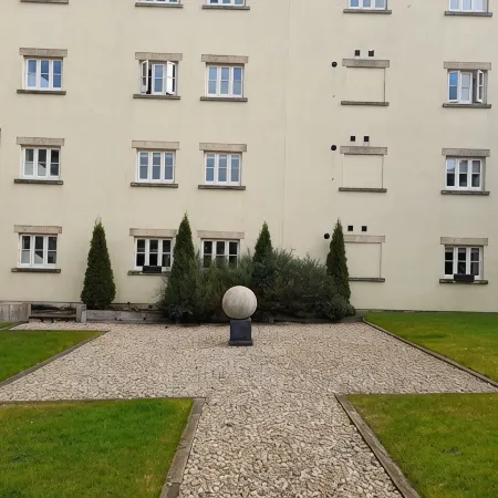 Former showhome with indoor pool & gym