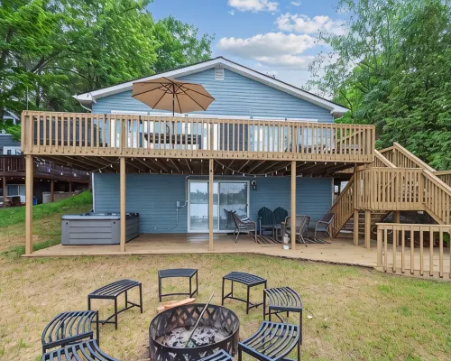 Amazing lake views for the perfect family getaway at the Lake Thirteen Retreat! Hotels in Clare County
