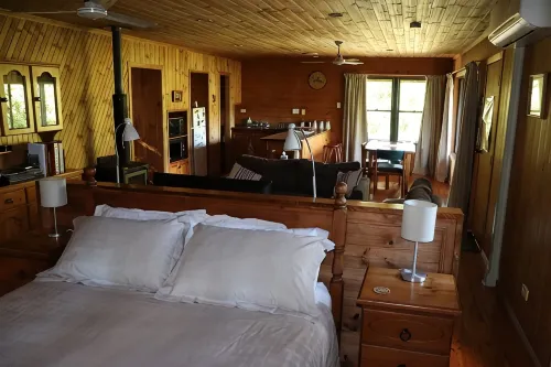 Bellthorpe Stays - Cottage: waterfalls, rainforest, wildlife and walking tracks. - Wifi