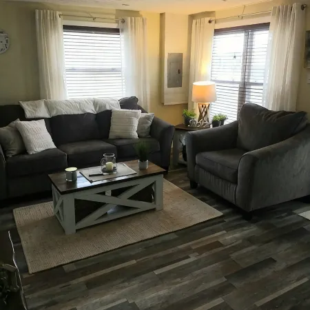 Keys cottage -walk to the strip,Private lot, 2bdr 3rd guestroom detached.Spire