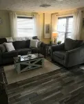 Keys cottage -walk to the strip,Private lot, 2bdr 3rd guestroom detached.Spire