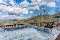 Private Mountain Cabin Retreat 1.5 acres, Amazing Views, Hot Tub, STARLINK Wifi