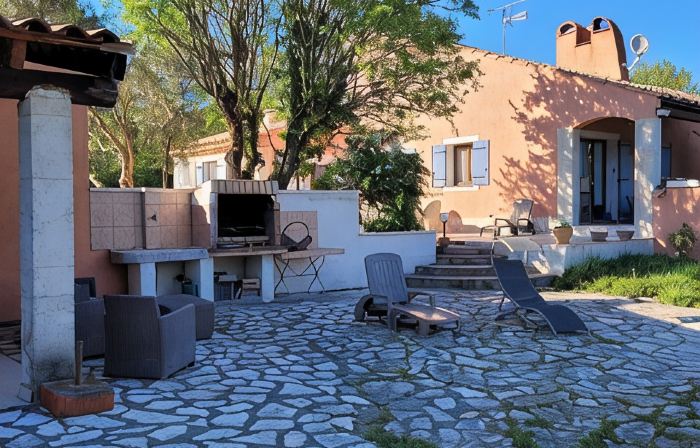 Country house at the foot of the Luberon