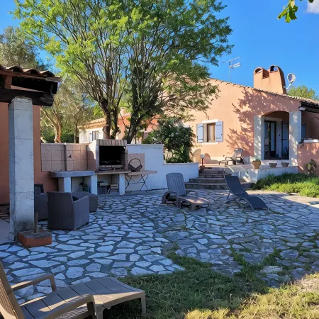 Country house at the foot of the Luberon