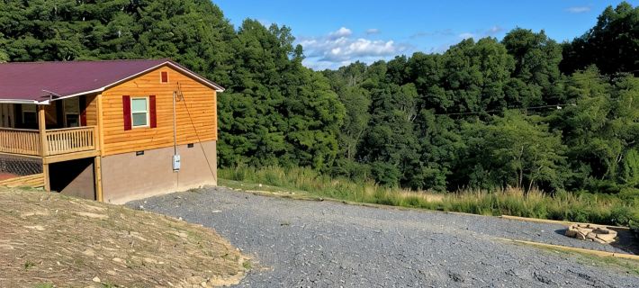 Cozy 2-bedroom cabin with WiFi, AC in delightful Rock. 2 minutes from trails. Hotels in Mercer County