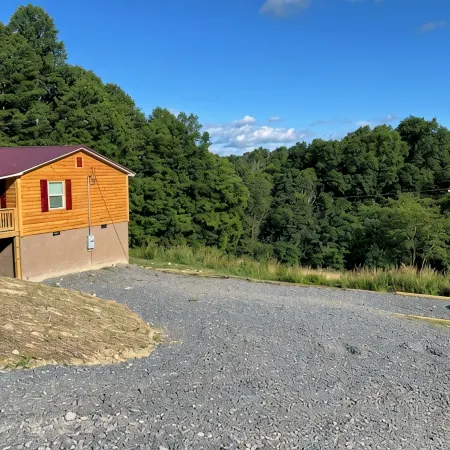 Cozy 2-bedroom cabin with WiFi, AC in delightful Rock. 2 minutes from trails.