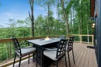 Experience Elevated Living: Upscale Treehouse Cabin in Hocking Hills on 20 acres - シャレー