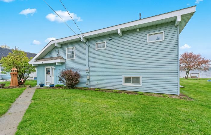 LAKEFRONT RETREAT with private dock, Relax, play & gather with family & friends.
