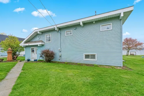 LAKEFRONT RETREAT with private dock, Relax, play & gather with family & friends.