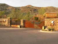 Spacious Phoenix Getaway with Pool and Resort-Style Outdoor Living サウスマウンテン パーク シーニック ドライブ周辺のホテル