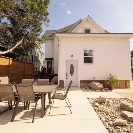 4-bedroom house in historic downtown Xenia w/WiFi, AC. Book your stay now!