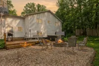Sanctuary by the Shore, Unique Stay W/ Hot Tub by Lake MI