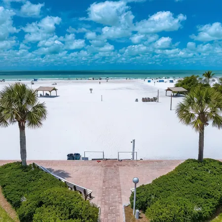 Steps to Siesta Key Beach! Pool, Tennis Court, Shuffle Board, Pickle Ball!