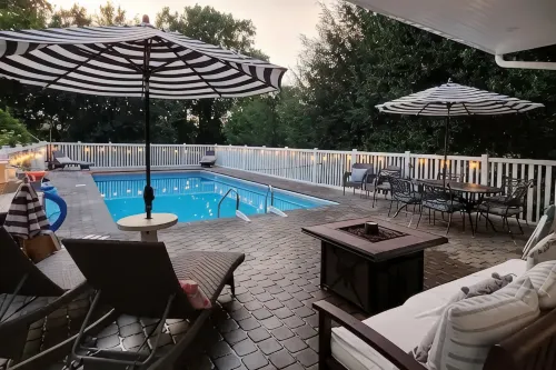 New Waterfront Creekside Cottage w/ Private Pool, Firepit, Paddle Boat, Fishing - Homestays