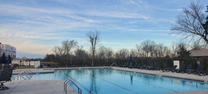 Luxury Townhome w/pool and shuffleboard. 30 min to Nashville! Ξενοδοχεία στην πόλη Murfreesboro