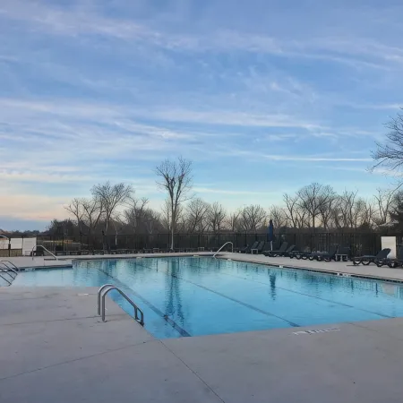 Luxury Townhome w/pool and shuffleboard. 30 min to Nashville!