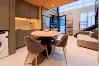Industrial Modern 1BR Loft at Apartment Collins Boulevard By Travelio