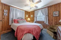 Pet Friendly Secluded 5Br Poconos Lake Retreat with Beach and Skiing - Alphydda