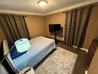 Luxury 2BR with spa bath, huge kitchen & living room—prime Toledo location! - homestay