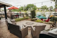 Slice of Heaven Lake Front Cottage with Hottub, Fire Pit, Kayaks & Dog Friendly!