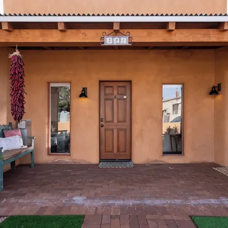 Luxurious Casita del Sol - 5 Min. Walk to Plaza - Private Backyard - Fireplace