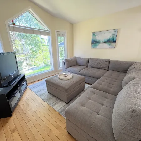 Whole House to Yourself! Cozy Suburban Getaway Near Riverside Pathways