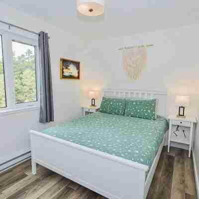Bright & spacious 1 bedroom suite by the beach! Rooms