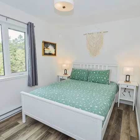 Bright & spacious 1 bedroom suite by the beach!