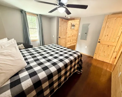 Romantic Cabin Hideaway — Outdoor Rain Shower, Soaking Tub & Fire Pit Hotels in Baldwin County