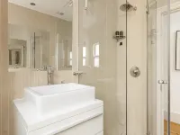 New! Stylish 2BR Stay in Brixton Area マートンのホテル