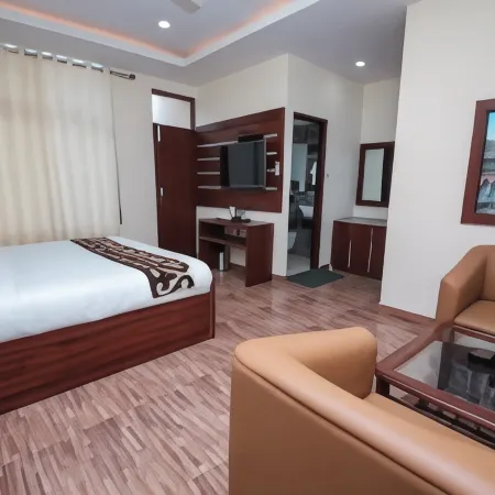 Hotel Social Palace, Chinyalisaur