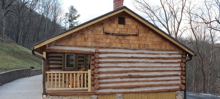 Cozy Log Cabin in the Heart of Smoke Hole Canyon Overlooking South Branch River. Hotels in Pendleton County