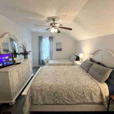 MRV13S, 2-bedroom cottage, 2 Blocks to the Beach! Free WIFI, Free Parking Rooms