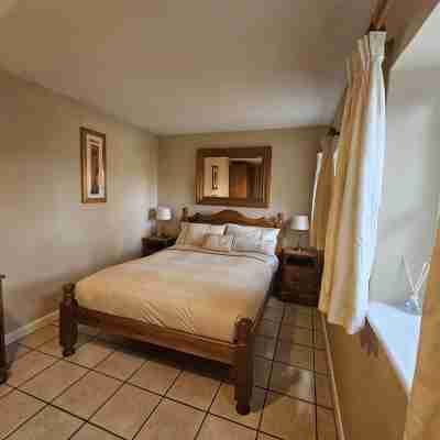 Riverside cottage in idyllic  location with private mooring.Great for fishing! Rooms