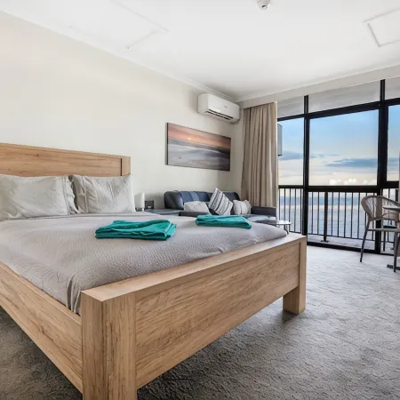 Hard to Beat This Top Floor End Unit Endless Views WiFi Foxtel Beach Front.