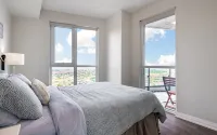 Luxury condo w breathtaking sunset views close to airport & downtown Mississauga - balcony