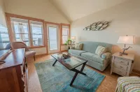 Sound front condo, pool, water access, & sunsets - 부티크