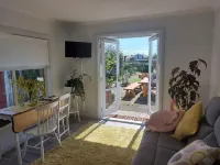 The Red Door - 1 Bedroom Studio and Bfst - WiFi
